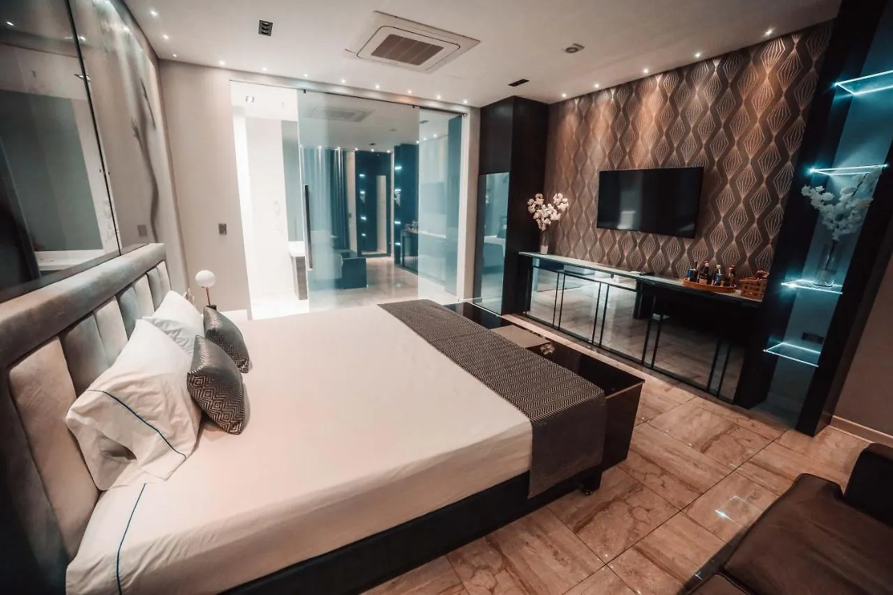 1Million Luxury Suites Medellin 0*,  Colombia